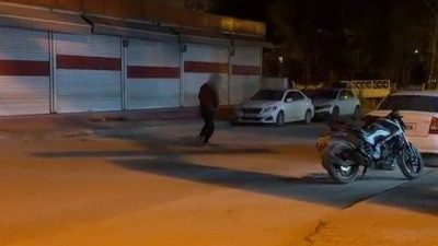 Adıyaman’da, bir madde bağımlısı etkisinde kaldığı maddeden dolayı cadde ortasında