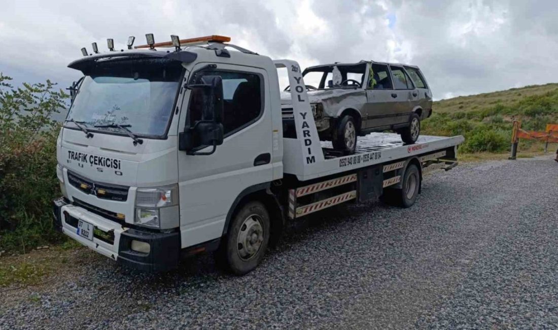 Antalya’nın Manavgat ilçesinde kontrolden çıkarak yaklaşık 40 metrelik şarampole uçan