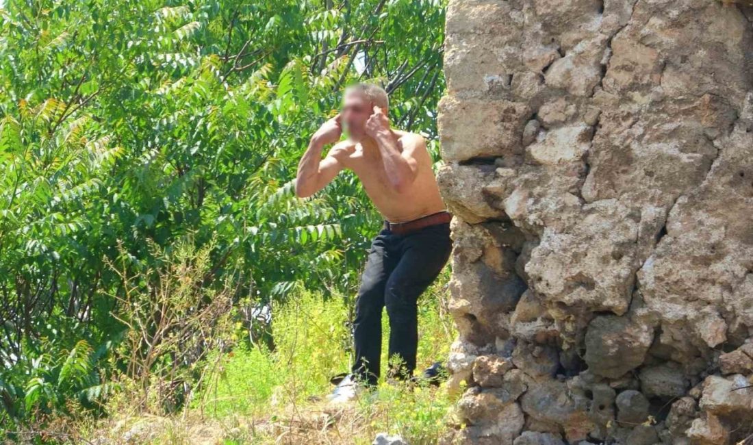 Antalya’da daha 1 gün öncesi anıta çıkıp kulaklıktan müzik dinleyerek