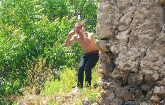 Antalya’da daha 1 gün öncesi anıta çıkıp kulaklıktan müzik dinleyerek