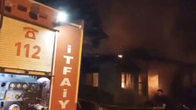 Osmaniye’nin Sumbas ilçesinde gece saatlerinde ahşap evde çıkan yangın itfaiye