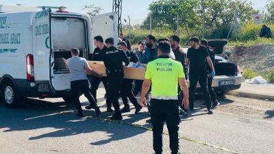 Şanlıurfa’nın Ceylanpınar ilçesinde devriye görevi yapan polisler, park halindeki bir