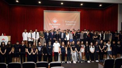Akdeniz Üniversitesi Rektörü Prof. Dr. Özlenen Özkan, lise öğrencileriyle bir