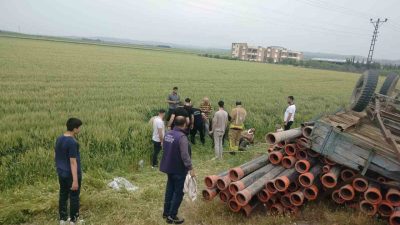 Hatay’da traktörün kavşaktan dönüşü esnasında su borusu yüklü römork devrildi.