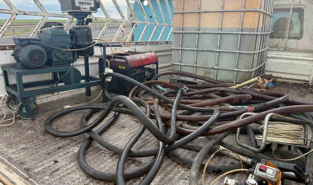 Şanlıurfa’da 635 litre kaçak akaryakıt ele geçirildi: 1 gözaltı Şanlıurfa’nın Viranşehir ilçesinde düzenlenen operasyonda 635 litre kaçak akaryakıt ele