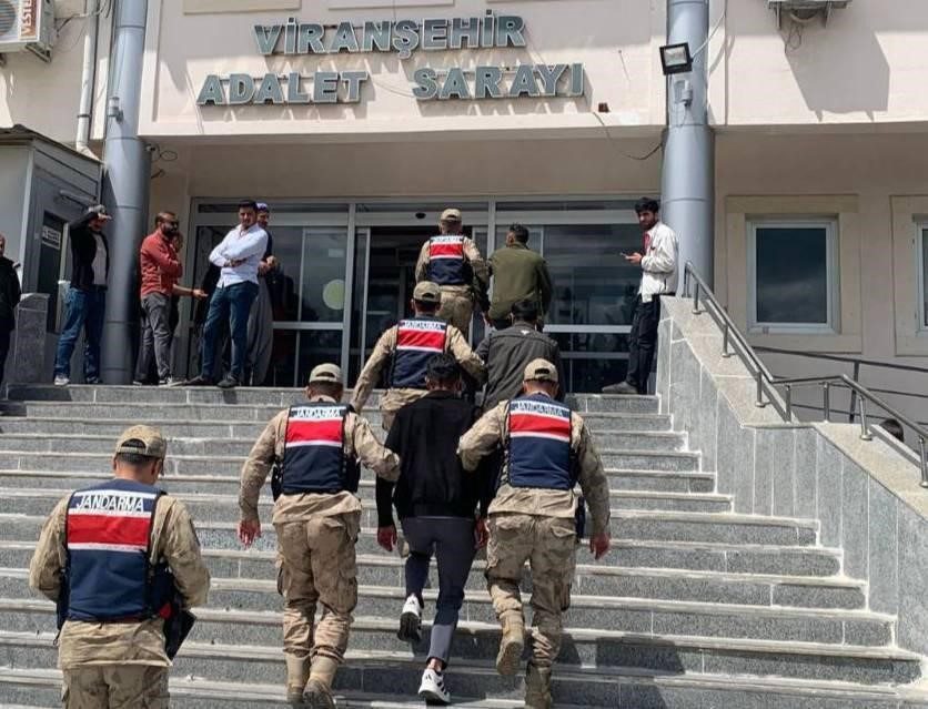 Şanlıurfa’da aranan 3 hükümlü yakalandı Şanlıurfa’nın Viranşehir ilçesinde, haklarında 7 yıl 6 ay hapis cezası