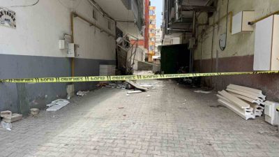 Şanlıurfa’nın Birecik ilçesinde inşaatın dış cephe giydirmesini yapan iki işçinin