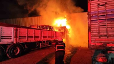 Şanlıurfa’da bir tır garajında çıkan yangın, itfaiye ekiplerinin hızlı müdahalesiyle