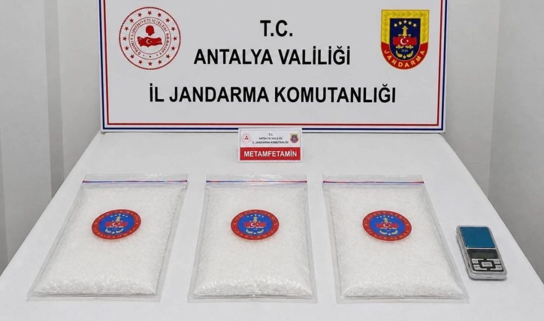 Antalya’nın Serik ilçesinde ikametlerinde 2 kilo 580 gram metamfetamin ve