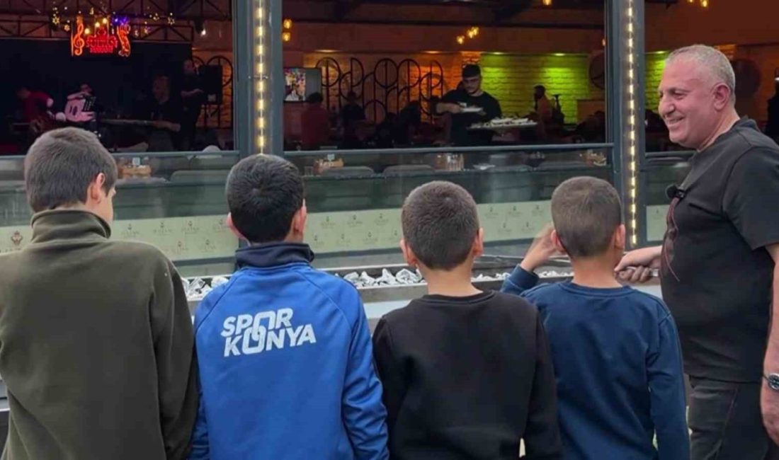 Sevgi evlerinde kalan çocuklar mangal başında Adanalı kebapçı, Konya’da sevgi evlerinde kalan çocuklar için kebap hazırladı.