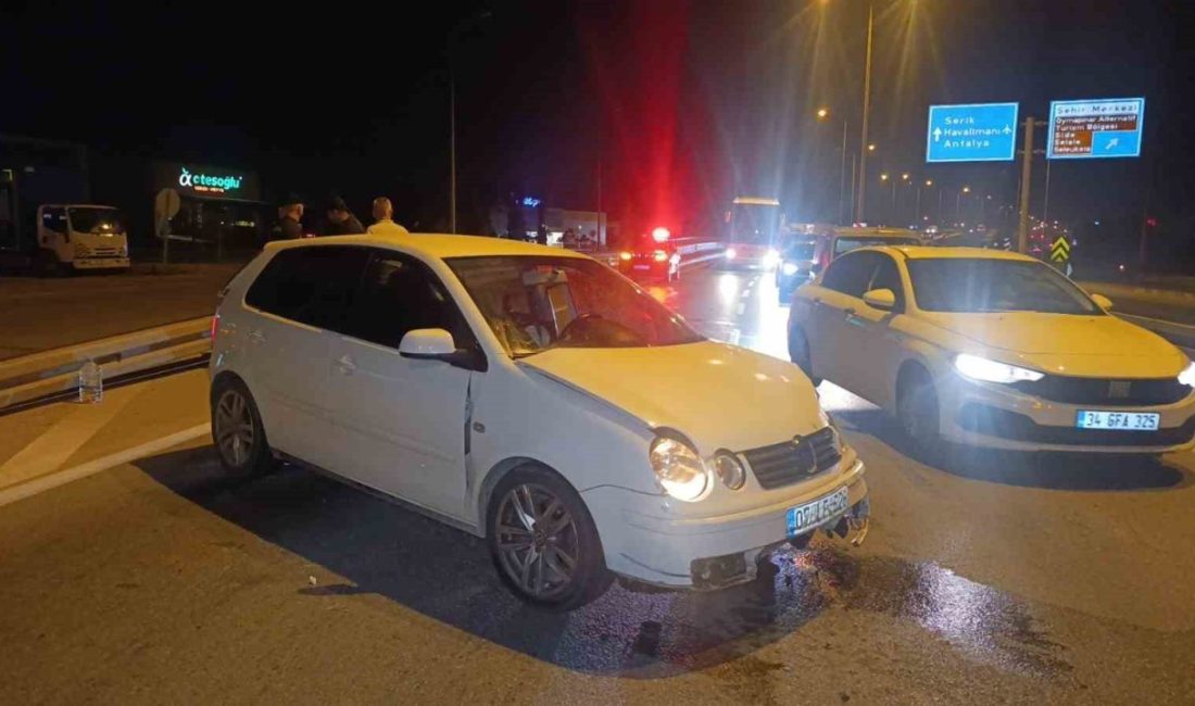 Antalya’nın Manavgat ilçesinde sürücüsünün direksiyon hakimiyetini kaybettiği otomobil bariyerlere çarptı.
