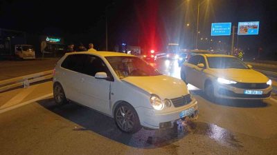 Antalya’nın Manavgat ilçesinde sürücüsünün direksiyon hakimiyetini kaybettiği otomobil bariyerlere çarptı.