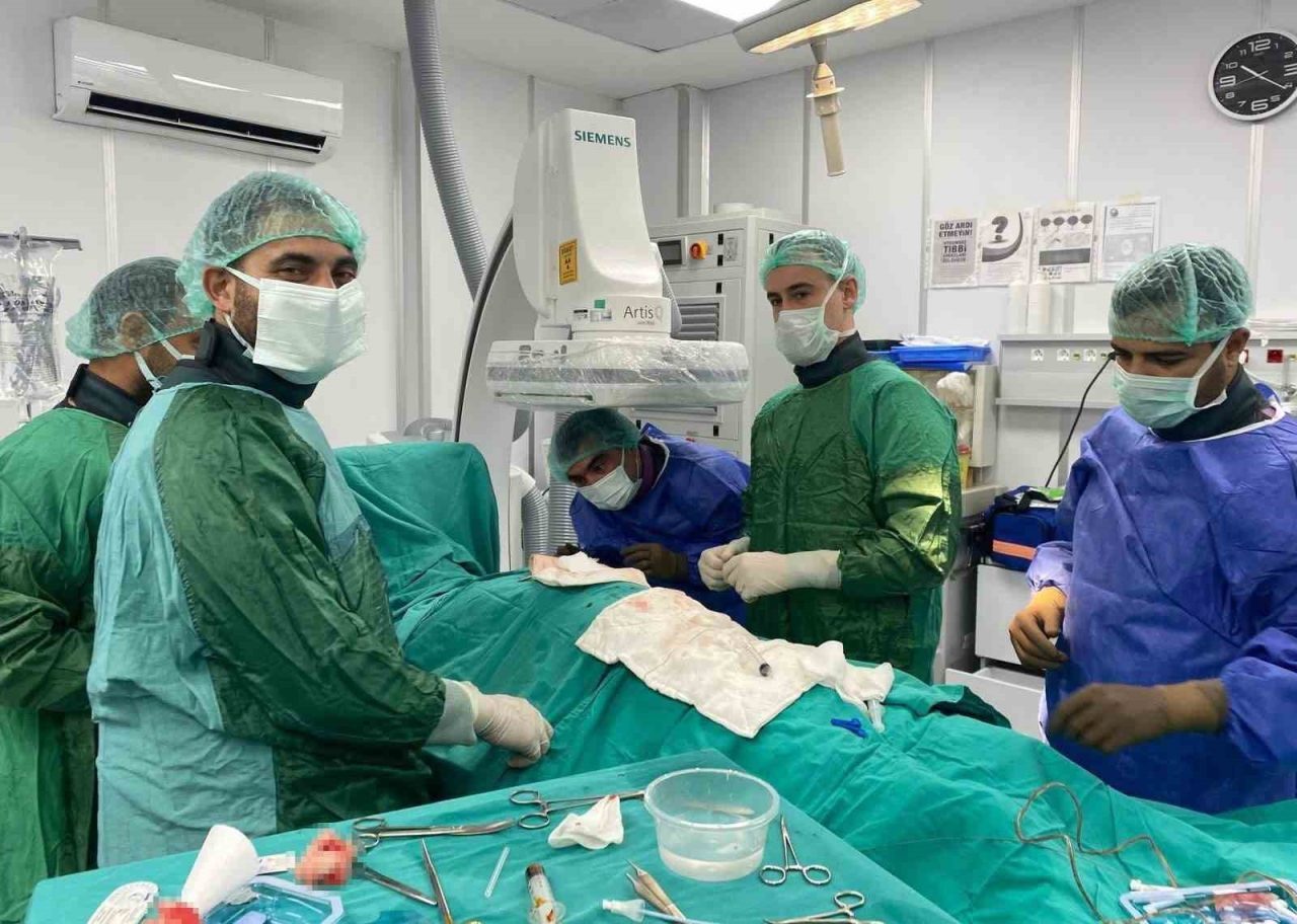 Tarsus Devlet Hastanesi’nde şoklama özellikli kalp pili takıldı Tarsus Devlet Hastanesi Kardiyoloji Kliniğinde önemli bir başarıya imza atıldı.