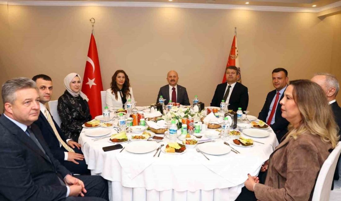 Vali Varol’a veda programı düzenlendi Cumhurbaşkanlığı Kararnamesi ile Aydın Valiliği görevine atanan Osman Varol için