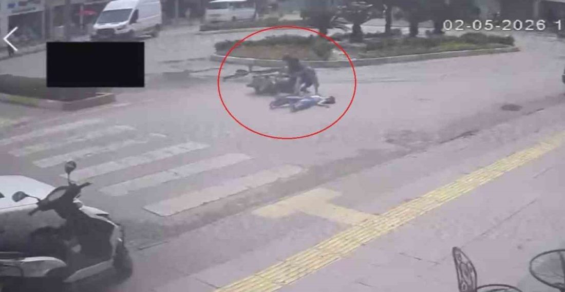 Antalya’nın Manavgat ilçesinde seyir halindeki motosikletin yaya geçidinden geçmekte olan