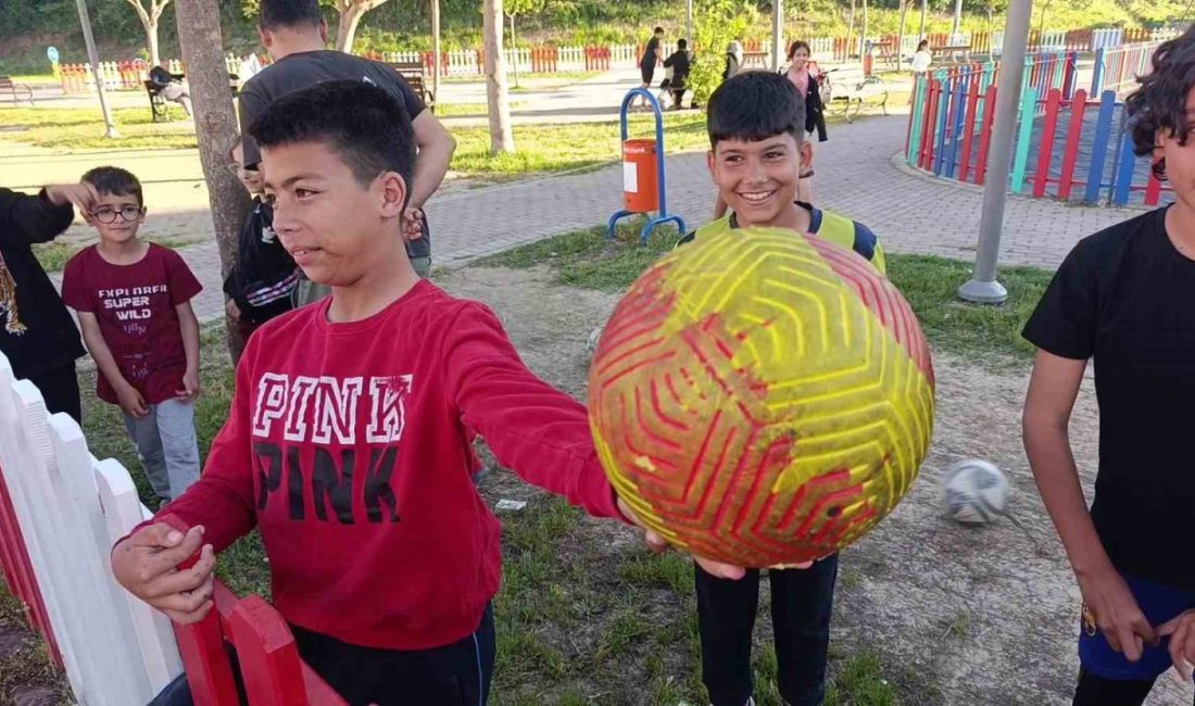 Antalya’nın Manavgat ilçesinde parkta oyun oynayan çocukların yola kaçırdığı futbol