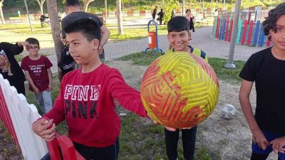 Antalya’nın Manavgat ilçesinde parkta oyun oynayan çocukların yola kaçırdığı futbol