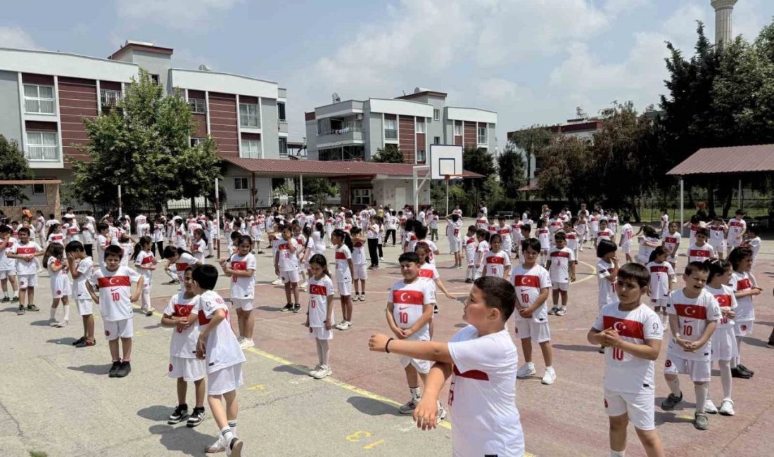 Mersin’in Tarsus ilçesindeki bir ilkokulda yaklaşık 400 öğrenci, sırtlarında “Arda”