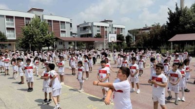 Mersin’in Tarsus ilçesindeki bir ilkokulda yaklaşık 400 öğrenci, sırtlarında “Arda”